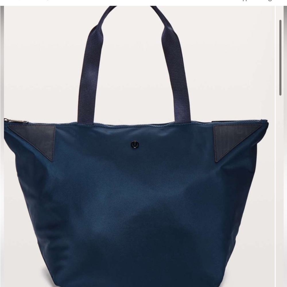 Lululemon true navy weekender bag
